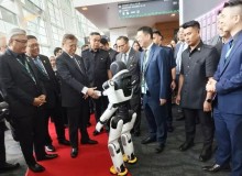 Robot trí tuệ toàn diện AgiBot X2 vui vẻ "tạo hình trái tim" với Thủ hiến bang Sarawak, dành sự chú ý đặc biệt tại Malaysia