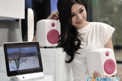 Cùng người đẹp nghe nhạc bên iPad