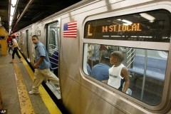 Cố nhặt iPad, một phụ nữ chết thảm dưới gầm tàu