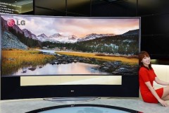 LG bắt đầu bán tivi màn hình cong 5K kích cỡ 105-inch