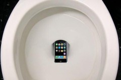 Điện thoại iPhone bẩn gấp 18 lần bồn cầu