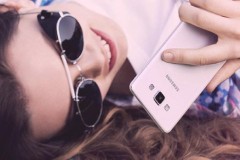 Galaxy A9 vàng hồng cùng đọ dáng người anh Galaxy A7