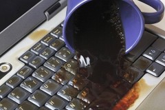 Cách xử lý khi lỡ đổ nước vào laptop
