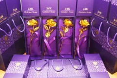 Quà tặng 8/3: Bông hồng 'vàng 24K' siêu rẻ đổ bộ vỉa hè Hà Nội