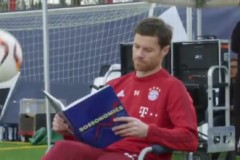 Xabi Alonso vừa đọc sách, vừa tâng bóng cực bá đạo