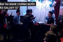 Galaxy S7 ngâm nước, cắm tai nghe chống nước vẫn nghe nhạc được như thường