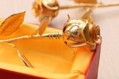 'Siêu quà' mồng 8/3: Bông hồng vàng nguyên khối đính 83 viên kim cương