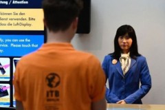 Bất ngờ với robot nói được 4 thứ tiếng
