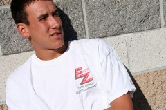 Gặp gỡ nam thanh niên có sở thích quái đản: Đập iPhone