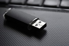 IS vừa bị mất trộm một chiếc USB vô cùng quan trọng