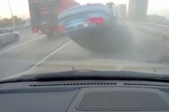 Cố vượt xe container, ô tô con bị lật ngửa