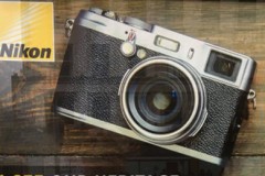 Quảng cáo Nikon bằng máy ảnh... Fujifilm?