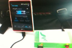 Thiết bị sạc di động dùng ánh sáng mặt trời của nhóm bạn trẻ Việt