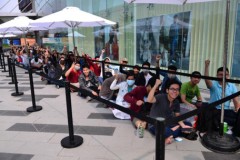 Xếp hàng từ hôm trước săn Galaxy S7 giảm giá