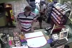 Chỉ mất 3 giây tên trộm đã lắp xong máy đọc thẻ ATM giả