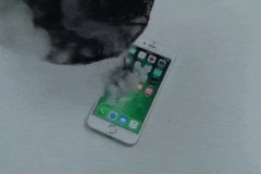 Đây là những gì xảy ra nếu đổ nhựa đường nóng chảy lên iPhone