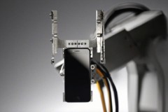 Ấn tượng tay máy Liam chuyên bóc tách iPhone của Apple