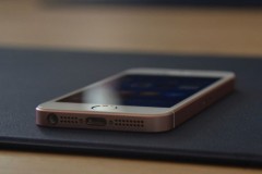 Cận cảnh iPhone SE vàng hồng: Nhỏ mà có võ