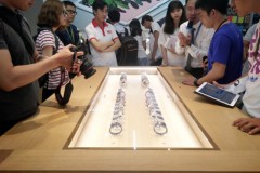 VStore chính thức bán Apple Watch và ra mắt bàn trải nghiệm sản phẩm