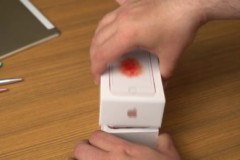 Mở hộp iPhone SE vàng hồng đầu tiên trên thế giới