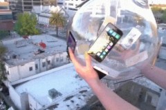 Sẽ như thế nào nếu thả rơi cùng lúc 14 chiếc iPhone cùng bóng thủy tinh