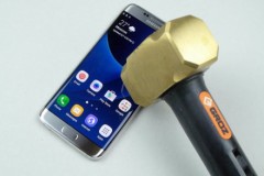 Video tra tấn Galaxy S7 Edge dã man bằng dao, búa