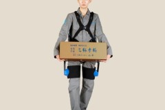 Video: Khung xương robot hỗ trợ công nhân khuân vác hàng hóa