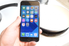 Đem iPhone 6s đông đá rồi đun sôi, kết quả ra sao?