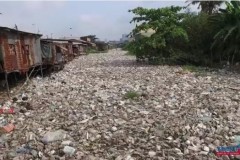 Video: Rác phủ kín kênh rạch ở thủ đô Campuchia