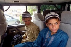 Kỳ lạ 3 anh em ngày "sống", đêm "chết” ở Pakistan