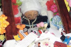 Bí ẩn về quan tài cậu bé một tuổi liên tục bật nắp