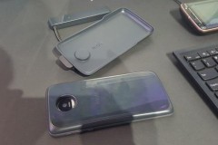 Chiếc ốp lưng biến điện thoại Motorola thành máy tính, tương tự Continuum