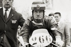 Ducati photoshop xóa hình thuốc lá khỏi bức hình nổi tiếng để quảng cáo