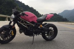 "Quái vật" Ducati Monster 1100 EVO khoác áo hồng cá tính