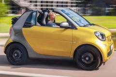 Smart ForTwo Cabrio bổ sung tùy chọn hộp số sàn với giá từ 361 triệu đồng