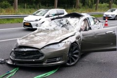 Tesla Model S biến thành túi khí khổng lồ trong tai nạn