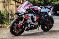 Siêu môtô Yamaha R1 độ decal và ống xả ở Sài Gòn