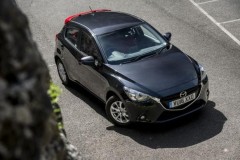 Mazda giới thiệu Mazda2 Red Edition "tô son" ở...đuôi xe