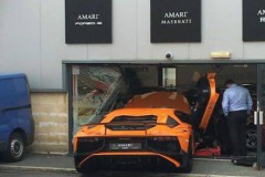 Lái Lamborghini phá hai siêu xe Ferrari