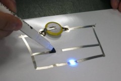 AgIC Silver Ink: Bút có mực bằng bạc để vẽ các đường mạch thay cho dây điện