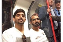 Thủ tướng UAE và Thái tử Dubai diện "áo phông, quần bò" đi tàu điện ngầm ở Anh
