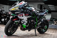 Siêu xế Kawasaki H2 trên 1 tỷ đồng độ decal ở Sài Gòn