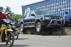 Ô tô Thanh tra Giao thông bị ô tô 16 chỗ húc văng