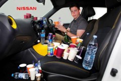 Tiêu chuẩn nghiêm ngặt về những chiếc khay đựng cốc trên xe Nissan