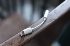 Trên tay phụ kiện chuyển đổi từ cổng Lightning sang jack 3.5mm cho iPhone 7