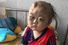 Cậu bé khiến nhiều người phải đau đến thắt lòng: 'Mẹ về đi con ở đây chết 1 mình'