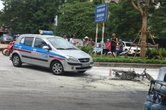 Hà Nội: Va chạm với xe taxi, một xe máy bốc cháy dữ dội
