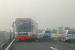 Hoảng hồn khi xe khách đi ngược chiều trên đường cao tốc Hà Nội - Hải Phòng