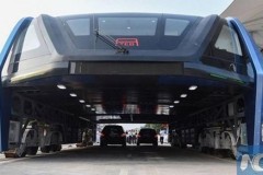 Trung Quốc chạy thử xe buýt khổng lồ có khả năng chở 300 người