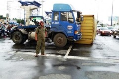 Người dân đi đường hú vía vì thùng container đổ xuống đường